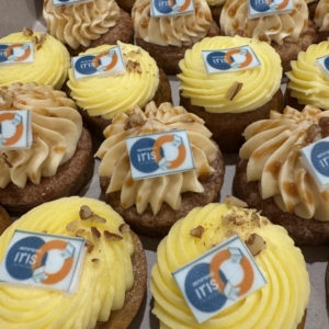 Petit fours met logo